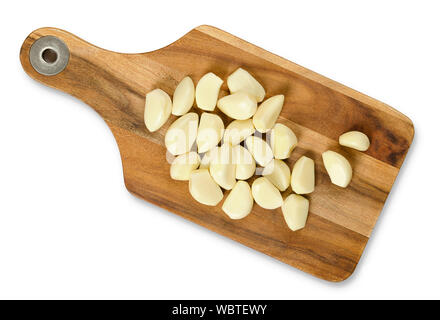 Geschälte Knoblauchzehen auf Holz Schneidebrett, von oben. Allium sativum, mit scharfen Geschmack, verwendet als Gewürz oder Würze und in der Medizin. Stockfoto