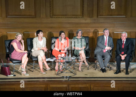 Von links: Anna Soubry, Caroline Lucas, Jo Swinson, Liz Saville Roberts, Ian Blackford und John McDonnell während einer Sitzung einer parteiübergreifenden Gruppe von Abgeordneten an der Kirche Haus, Westminster, wo Sie eine Erklärung, dass Sie weiterhin als Alternative House of Commons zu erfüllen, wenn Premierminister Boris Johnson vorübergehend Parlament schaltet sich ein Nicht-deal Brexit durch Zeichen. Stockfoto