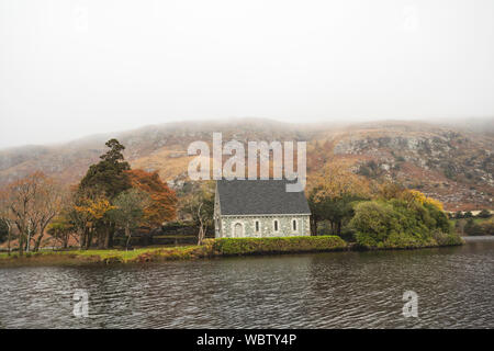 Die kleine Kapelle von St. Finbarr in Gougane Barra in Cork. Auf einer kleinen Insel auf Gougane Barra See in der Nähe von neben St. Finbarr Kloster gebaut Stockfoto