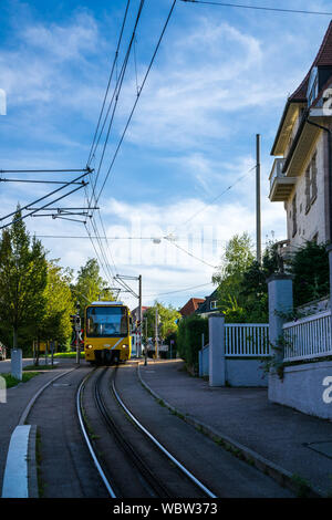 Stuttgart, Deutschland, 16. August 2019, Gelber Zug der Zahnradbahn "zacke langsamer Fahrt von degerloch zu Inner City Square Marienplatz tra Stockfoto