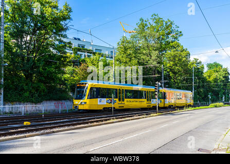 Stuttgart, Deutschland, 16. August 2019, Gelber Zug der ssb Linie u 34 auf Vogelsang fahren vom Bahnhof suedheimer Platz Passagiere eco Stockfoto