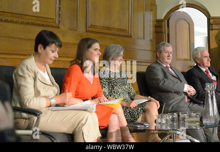 London, Großbritannien. 27. August 2019. MPs und Mitglieder von Oppositionsparteien treffen in der Kirche Haus, Westminster, der Kirche Haus Erklärung gegen Herunterfahren Parlament zu erleichtern einen Brexit kein Abkommen zu unterzeichnen. Caroline Lucas (Grüne) Jo Swinson (LibDem) Liz Saville Roberts (Plaid Cymru) Ian Blackford (SNP) John McDonnell (Arbeit) Credit: PjrFoto/Alamy leben Nachrichten Stockfoto