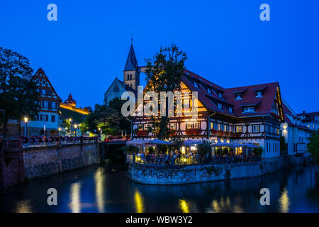 Esslingen am Neckar, Deutschland, 23. August 2019, Fachwerkhaus mit Biergarten, wo viele Menschen heißen Sommerabend in der mittelalterlichen Altstadt der Insel genießen Sie su Stockfoto