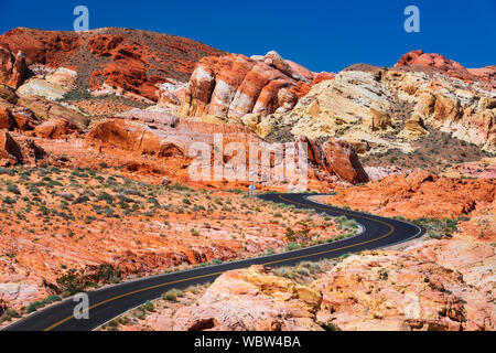 Der Park Road schlängelt sich durch bunte Sandstein (Wanderer sichtbar), Valley of Fire State Park, Nevada, USA Stockfoto