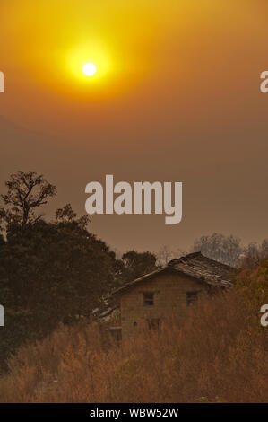 Sonnenaufgang auf dem verlassenen Thak Dorf auf der Ladhya Tal, bekannt durch Jim Corbett im Buch Menschenfresser von Kumaon, Uttarakhand, Indien Stockfoto