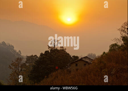 Sonnenaufgang auf dem verlassenen Thak Dorf auf der Ladhya Tal, bekannt durch Jim Corbett im Buch Menschenfresser von Kumaon, Uttarakhand, Indien Stockfoto