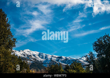 Villa Meliquina, Provinz Neuquen, Patagonien. Wälder, schneebedeckte Berge und reinen blauen Himmel traumhafte Landschaften im südlichen Argentinien. Stockfoto