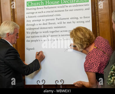 London, Großbritannien. 27. August 2019. Kirche Haus Erklärung Treffen der britische Oppositionsführer und MP ist eine Erklärung gegen die Schließung des Parlaments von Boris Johnson MP PC-Ministerpräsidenten unterzeichnen. John McDonnell MP Schatzkanzler und Anna Soubry MP unterzeichnen die Erklärung Kredit Ian DavidsonAlamy leben Nachrichten Stockfoto