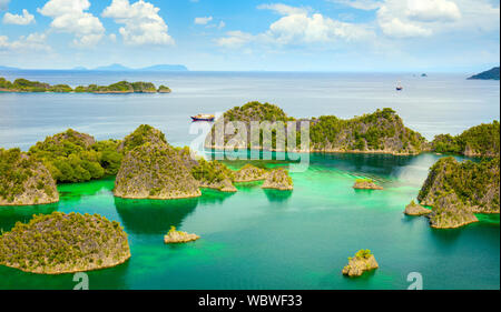 Paradies - malerische Lagune mit Inseln und Türkis ruhiges Wasser, Raja Ampat, Papua, Indonesien. Panoramaaussicht, groß