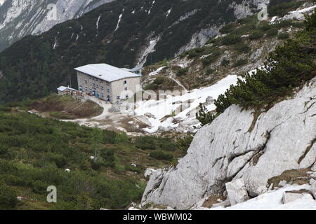 Mountain Lodge Pietro Galassi in der Mitte der italienischen Dolomiten Alpen. Ansicht von außen Stockfoto