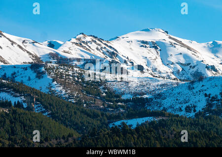 Villa Meliquina, Provinz Neuquen, Patagonien. Wälder, schneebedeckte Berge und reinen blauen Himmel traumhafte Landschaften im südlichen Argentinien. Stockfoto