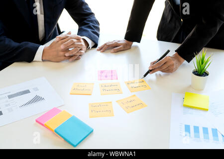 Wealth Management Konzept, Geschäftsmann und Team analyse Finanzbogen für die Planung finanzieller Customer Case im Büro Stockfoto