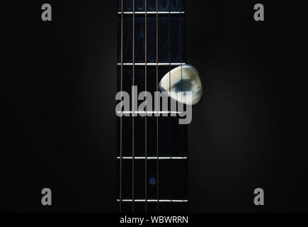 Details einer alten Gitarre, Django style, Detailansicht von Hals- und Handarbeit. Stockfoto