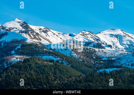 Villa Meliquina, Provinz Neuquen, Patagonien. Wälder, schneebedeckte Berge und reinen blauen Himmel traumhafte Landschaften im südlichen Argentinien. Stockfoto