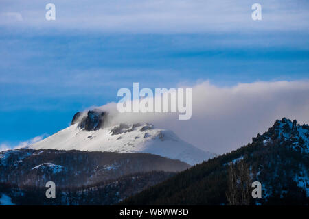 Villa Meliquina, Provinz Neuquen, Patagonien. Wälder, schneebedeckte Berge und reinen blauen Himmel traumhafte Landschaften im südlichen Argentinien. Stockfoto