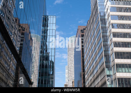 Canyon von Bürogebäude Wolkenkratzer auf der Madison Avenue, Midtown Manhattan, New York City, USA Stockfoto