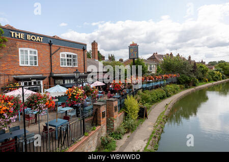 Die Yacht Pub von dem Grand Union Canal, Berkhamsted, Hertfordshire, Großbritannien Stockfoto