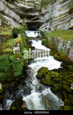 Source de la Loue - die Quelle der Loue und Karst Kalkstein in der Nähe von Besançon im Doubs, Frankreich. Stockfoto