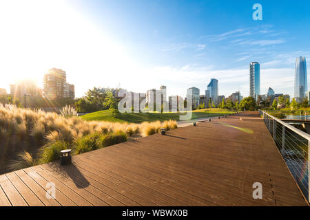 Skyline von Gebäuden und Providencia Vitacura Bezirke vom Parque Bicentenario, Santiago de Chile Stockfoto