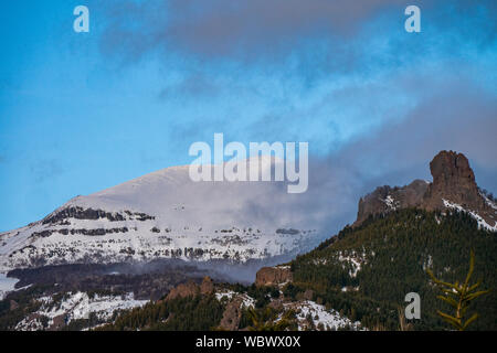 Villa Meliquina, Provinz Neuquen, Patagonien. Wälder, schneebedeckte Berge und reinen blauen Himmel traumhafte Landschaften im südlichen Argentinien. Stockfoto