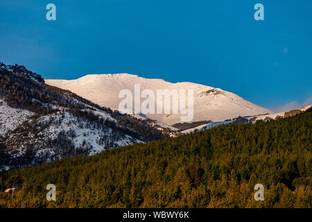 Villa Meliquina, Provinz Neuquen, Patagonien. Wälder, schneebedeckte Berge und reinen blauen Himmel traumhafte Landschaften im südlichen Argentinien. Stockfoto