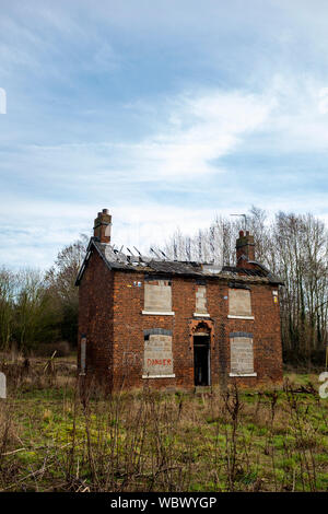 Zugemauert verfallenes Bauernhaus in Cheshire UK Stockfoto