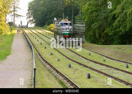 Buczyniec, Polen - 24. August 2019: Sailing auf dem Gras' - touristische Kreuzfahrten auf dem elbing Kanal. Stockfoto