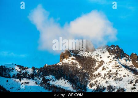 Villa Meliquina, Provinz Neuquen, Patagonien. Wälder, schneebedeckte Berge und reinen blauen Himmel traumhafte Landschaften im südlichen Argentinien. Stockfoto