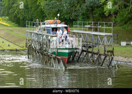 Buczyniec, Polen - 24. August 2019: touristische Kreuzfahrten auf dem elbing Kanal. Stockfoto