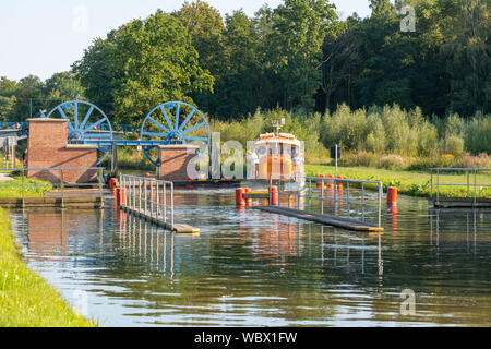 Katy, Polen - 24. August 2019: touristische Kreuzfahrten auf dem elbing Kanal. Stockfoto