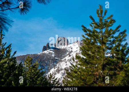 Villa Meliquina, Provinz Neuquen, Patagonien. Wälder, schneebedeckte Berge und reinen blauen Himmel traumhafte Landschaften im südlichen Argentinien. Stockfoto