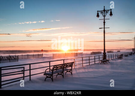 Snowy Coney Island im Winter Sonnenuntergang Stockfoto