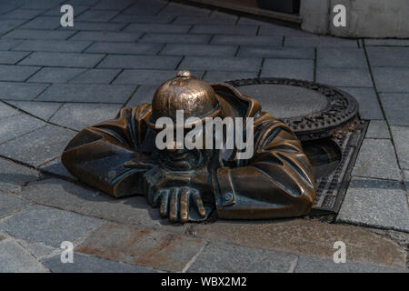 Ein Bild von der berühmten Statue des Čumil, Menschen bei der Arbeit (Bratislava). Stockfoto