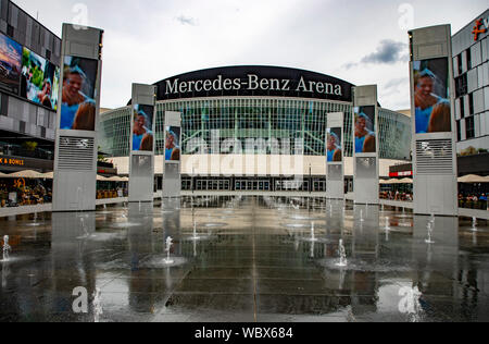 Mercedes-Benz Arena in Friedrichshain, Brunnen, Wasserspiele, Berlin, Stockfoto