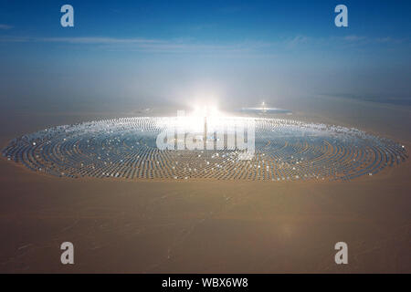 (190827) - GANSU, Aug 27, 2019 (Xinhua) - Luftaufnahme auf Dez. 26, 2018 zeigt ein gegossenes - Salz solarthermische Kraftwerk in Dunhuang, im Nordwesten der chinesischen Provinz Gansu. In der Konvergenz Zone der Löss Hochfläche, die Mongolische Hochebene und die qinghai-tibet Plateau, der Provinz Gansu im Nordwesten Chinas Fortschritte über verschiedene Landschaftsformen wie Wiesen, Wälder, Wüsten, Feuchtgebiete und Bergen gelegen. In den letzten Jahren durch anhaltende Bemühungen zum Schutz der Water Conservation Area, die Wüstenbildung und die Wiederaufnahme der Wälder von Ackerland, das ökologische Umfeld von Gansu hat w Stockfoto