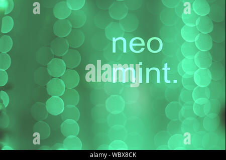 Neo-mint Bokeh der Girlande lichter Textur. Abstrakte verschwommenen Hintergrund in trendigen 2020 neo mint Töne Stockfoto