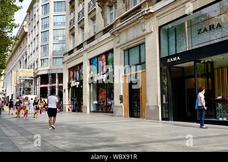 Menschen, die zu Fuss Av. des Champs-Élysées vor den Geschäften Zara und der Disney Store, Paris, Frankreich. Stockfoto