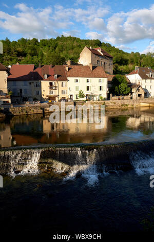 Lods Dorf auf der Loue im Département Doubs, Bourgogne-Franche-Comté Region im Osten Frankreichs. Stockfoto