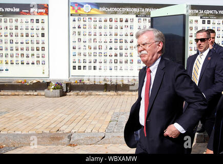 US National Security Advisor John Bolton an der Mauer der Erinnerung für die ukrainischen Soldaten, die im Krieg gegen Russland gestorben - unterstützte Separatisten im Osten des Landes. John Bolton Besuche in der Ukraine. Stockfoto