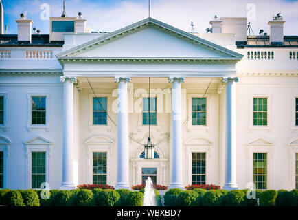 Hellen Sommertag Ansicht mit stattlichen Spalten den Rasen des Weißen Hauses in Washington, DC, USA Stockfoto