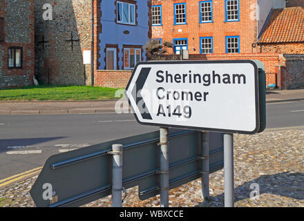 Ein Straßenschild Verkehr Richtung A149 Straße die Küste von der B 1105 am Hafen von Wells-next-the-Sea, Norfolk, England, Vereinigtes Königreich, Europa. Stockfoto