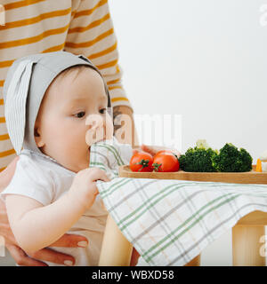 Aktiv rastloses Kind ist Nahrung vorgestellt Stockfoto