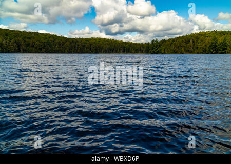 Hemlock Bluff Trail See und blauer Himmel Stockfoto