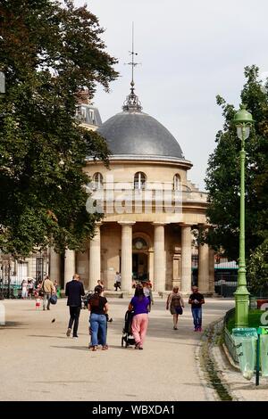 Die Menschen in den Parc Monceau an einem heißen Tag im späten August mit Rotunde im Hintergrund, Paris, Frankreich Stockfoto