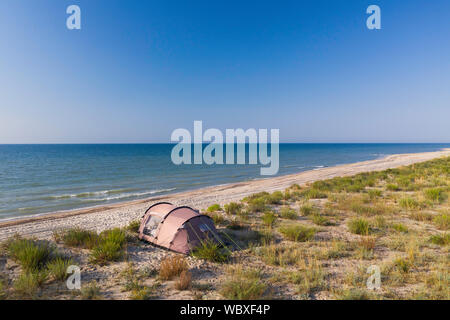 Camping Zelt an einem Strand in der Nähe von Schwarzen Meer an einem sonnigen Tag Stockfoto