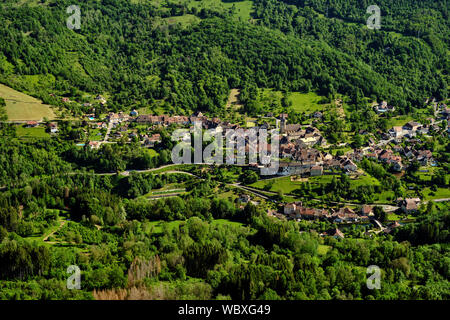 Die obere Loue-tal Kalksteinlandschaft und Mouthier-Haute-Pierre Dorf gesehen aus dem Belvédère de Renédale herum in Renedale Doubs Frankreich Stockfoto