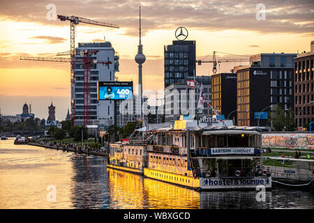 Skyline an der Spree, Friedrichshain, Fernsehturm in Mitte, Wolkenkratzer, Wohngebäude, hotel Schiffe, Berlin, Stockfoto