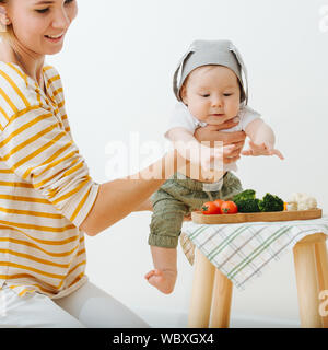 Aktiv rastloses Kind ist Nahrung vorgestellt Stockfoto