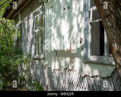 Verlassene Landhaus in der ländlichen Umgebung von Zalissya Dorf in der Sperrzone von Tschernobyl, Ukraine Stockfoto