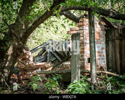 Country house Ruinen in Zalissya Dorf in der Sperrzone von Tschernobyl, Ukraine Stockfoto